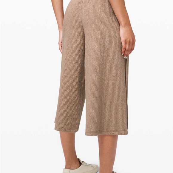 Lululemon Retreat Yourself Crop Heathered Soft Sand Size 6 - Picture 2 of 11